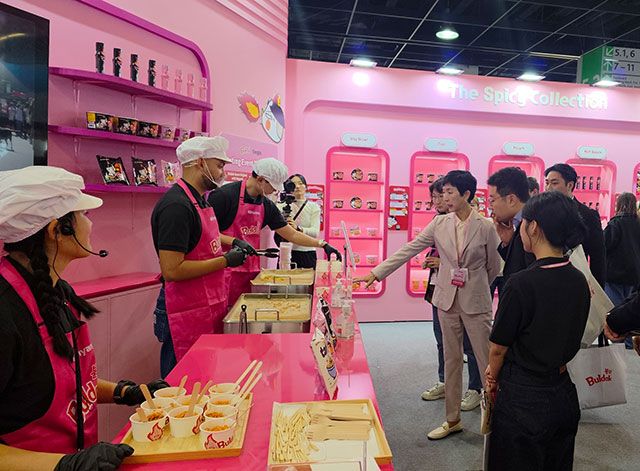 김정수 삼양식품 부회장이 4일(현지시간) 독일 쾰른에서 열린 ‘아누가(ANUGA) 2025’ 삼양식품 부스를 찾아 현장을 점검하고 있다. / 사진=삼양식품 제공