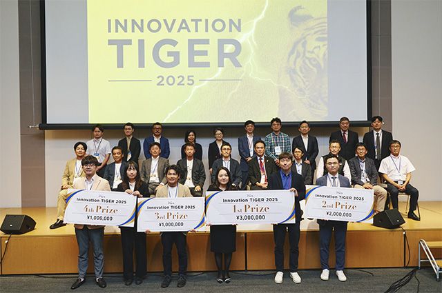 ‘Innovation TIGER 2025’ 수상자들이 기념촬영을 하고 있다.(앞줄 왼쪽에서 네 번째부터 메디맵바이오 강유회 대표, 조홍석 대표) /사진 제공=메디맵바이오