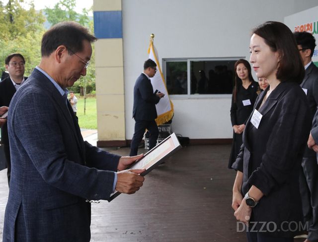 인스파이어가 지난 9월 20일 열린 인천시 제26회 사회복지의 날 기념행사에서 지속적인 사회공헌 프로그램에 대한 공을 인정받아 사회복지 유공 인천시장 표창을 수상했다.(사진제공=인스파이어 리조트)