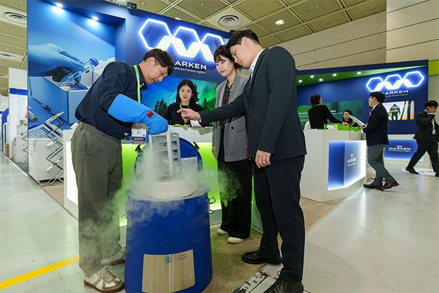 마켄코리아 부스에서 초저온 운송 장비를 시연하는 모습. AI·IoT 기반 ‘슈퍼 콜드체인’ 솔루션을 선보였다. /사진 제공=마켄코리아