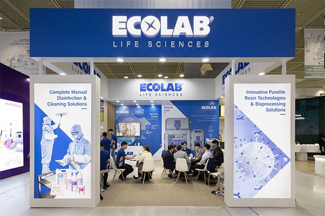 서울 코엑스에서 열린 ‘BIX 2025’ 이콜랩 부스 전경. 제약 생산공정의 위생관리·멸균·수처리 기술을 통합한 ‘라이프 사이언스’ 솔루션을 선보였다. /사진 제공=한국이콜랩