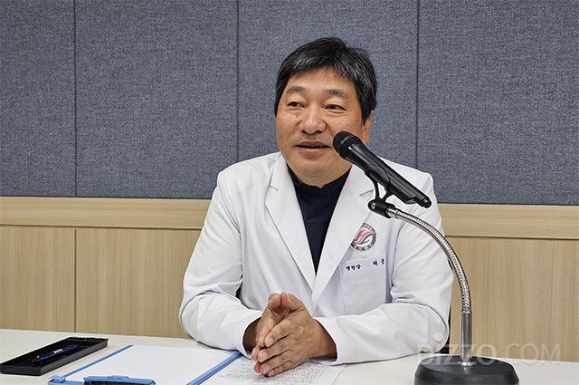 허준 한림대한강성심병원장이 기자간담회에서 “속도보다 안정성, 효율보다 지속성”이라는 병원 운영 철학을 밝히고 있다. /사진=김정아 기자