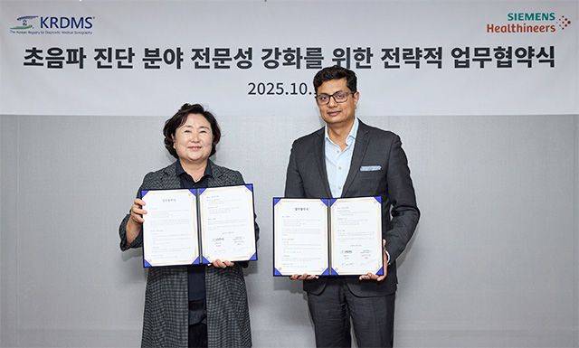 지멘스 헬시니어스㈜와 KRDMS㈜한국의료초음파연수원이 초음파 진단 분야 전문성 강화를 위한 전략적 업무협약(MOU)을 체결했다. (왼쪽부터) 이선애 KRDMS 대표, 사우랍 파가리아 지멘스 헬시니어스 초음파 사업부 글로벌 총괄. /사진 제공=지멘스 헬시니어스
