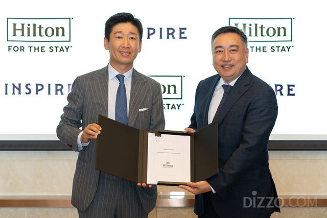 (왼쪽부터) 파트너십 체결식에 참석한 인스파이어 첸 시 사장과 힐튼 아시아태평양 지역 개발 담당 클라렌스 탄 수석 부사장이 기념 촬영을 하고 있다.(사진제공=인스파이어 리조트)