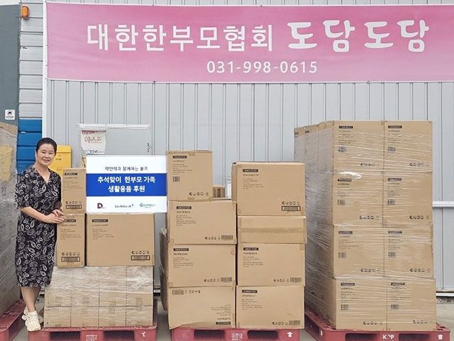 락앤락이 추석 명절을 맞아 한부모 가족을 위해 생활용품을 기부했다./사진=락앤락