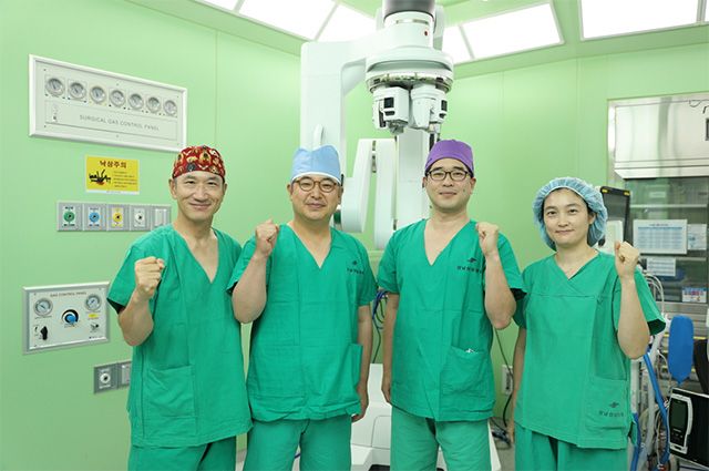 (왼쪽부터)산부인과 박성호 교수(H-CORE센터장), 이비인후과 이동진 교수(병원장), 산부인과 박성택 교수(진료부원장·산부인과 과장), 산부인과 정수영 교수가 다빈치SP 앞에서 기념촬영하고 있다. /사진 제공=한림대학교강남성심병원