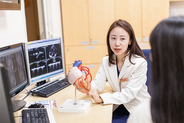삼성서울병원 순환기내과 장성아 교수가 심낭질환 환자 상담 중 심장 모형을 활용해 치료 과정을 설명하고 있다. /사진 제공=삼성서울병원