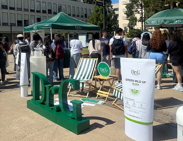 UC샌디에이고(UCSD)에서 닥터지 캠퍼스 투어 ‘피부 유형 분석 존’에 참여하기 위해 학생들이 줄을 서고 있다./ 사진=닥터지