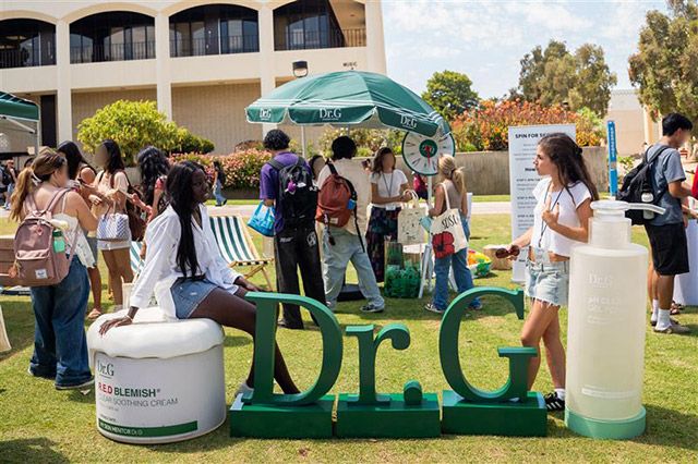 샌디에이고주립대(SDSU)에서 지난 8월 26일 진행된 닥터지 캠퍼스 투어 현장. 행사 부스를 찾은 학생들이 제품을 직접 체험하고 있다./ 사진=닥터지