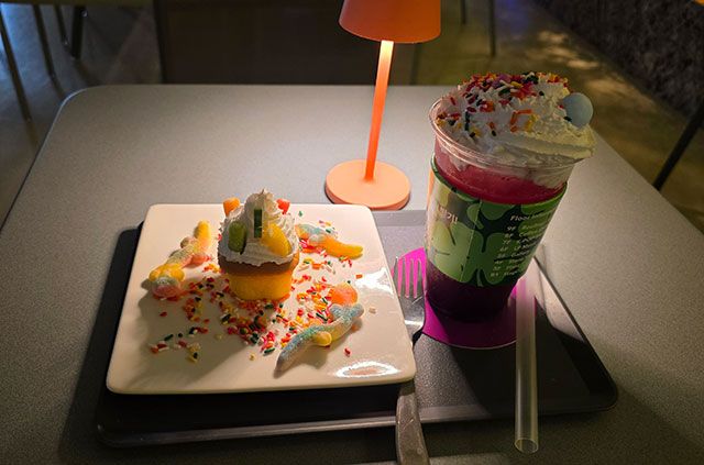 8층 카페에서는 시즌 한전 에뮤늘 판매하고 있다./사진=김경희