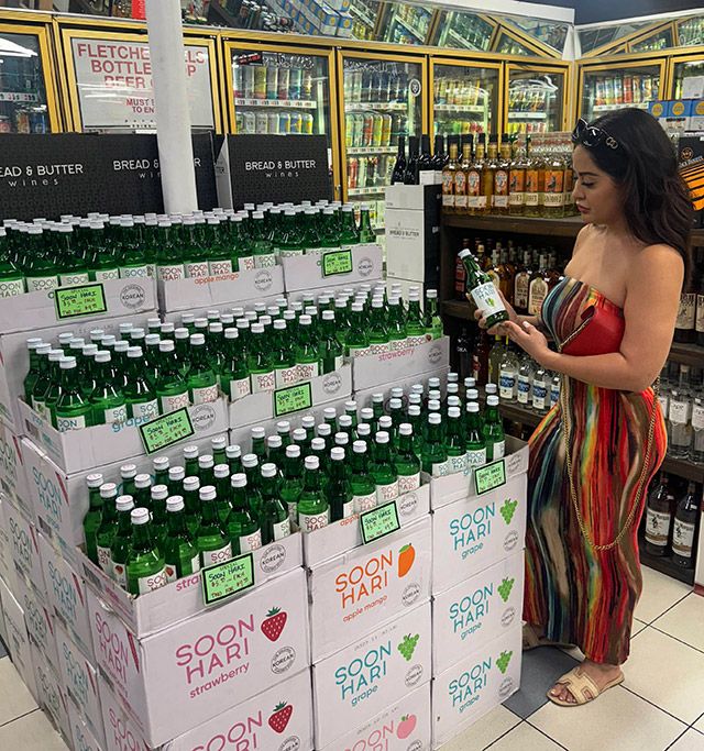 미국 캘리포니아 앨 커혼의 주류 전문 판매점에서 현지 소비자가 순하리를 살펴보고 있다./사진=롯데칠성음료