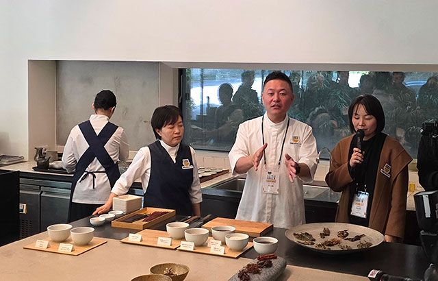 조은희 셰프와 박성배 셰프는 장아찌의 숙성과 발효에 대해 설명하고 있다./사진=김경희