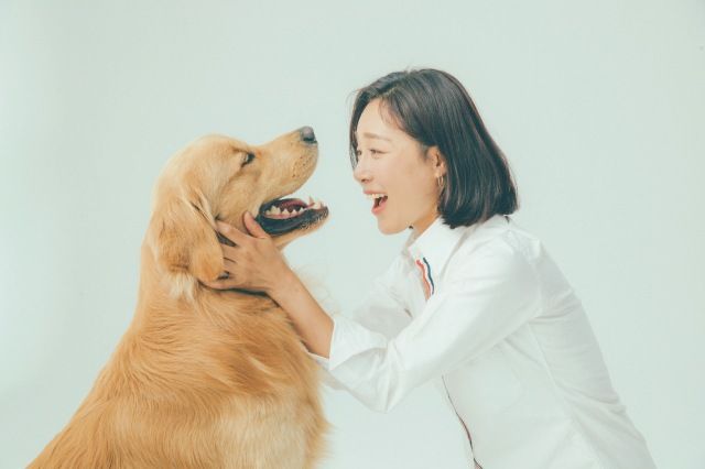 '마누 이야기'를 쓴 배우 문정희와 그의 반려견 마누 / 사진 : 에이스팩토리