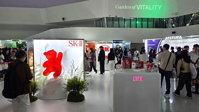 ‘컬리뷰티페스타 2025’ 의 각 부스마다 체험을 하기 위해 많은 방문객들이 줄을 서고 있다. /사진=김경희