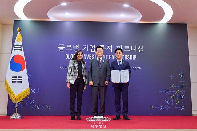 29일 경북 경주 예술의전당에서 열린 ‘글로벌 기업 투자 파트너십’ 행사에서 뷔 트란(Vy Tran) 지멘스 헬시니어스 아태지역 사장(왼쪽), 이재명 대통령(가운데), 김정관 산업통상부 장관(오른쪽)이 기념촬영하고 있다. /사진 제공=대한민국 대통령실