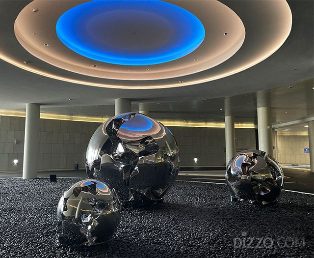 차량 진입로 현관에 설치된 심병건 작가의〈PRESSED DRAWING〉(2025)(사진촬영=서미영 기자)