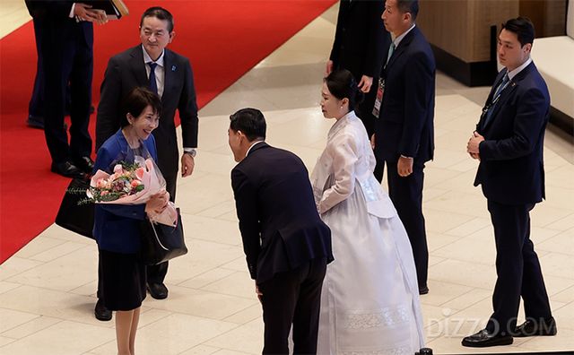 10월 30일 APEC 정상회의 참석을 위해 방한한 다카이치 사나에 일본 총리가 라한셀렉트 경주에 도착한 뒤 인사를 나누고 있다.(사진제공=라한호텔)