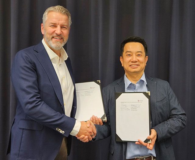 정혁성 CJ제일제당 BMS본부장(오른쪽)과 프레드릭 베리에고르 BIQ머티리얼즈 회장이 파트너십 체결식에서 기념사진을 촬영하고 있다./사진=CJ제일제당