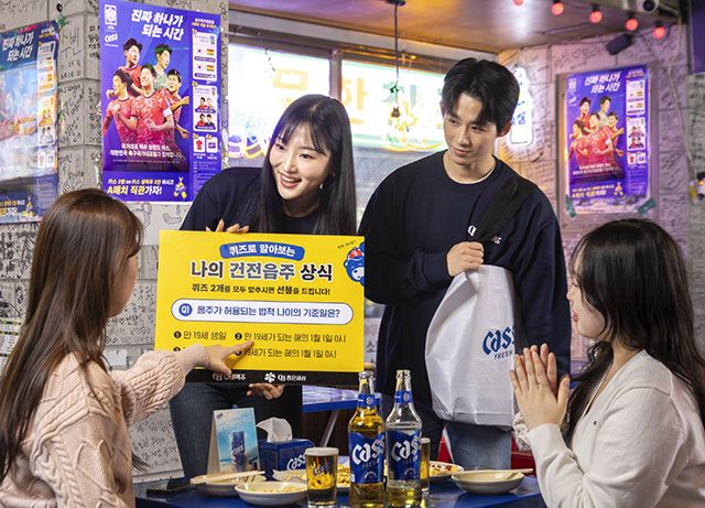 13일 수능일 저녁, 오비맥주가 서울 건국대학교 인근 식당을 찾아 미성년 음주 예방 ‘귀하신분’ 캠페인을 진행하고 있다./사진=오비맥주