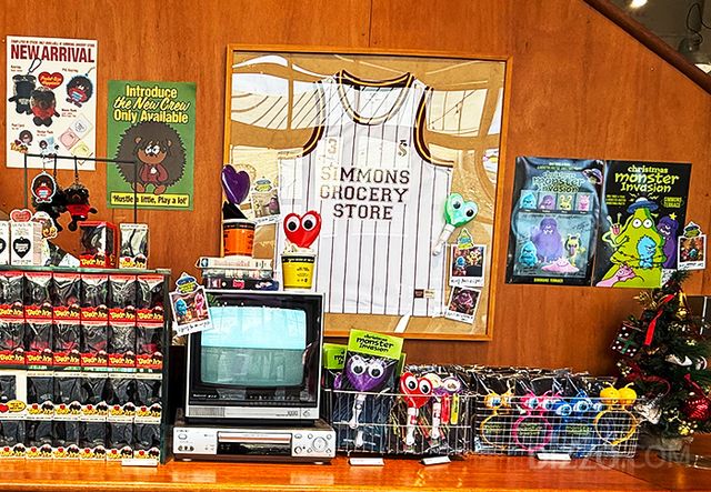 시몬스 그로서리 스토어에서는 야광밴드, 머리띠, 야광봉 등 네온 파티 굿즈도 판매하고 있다.(사진촬영=서미영 기자)