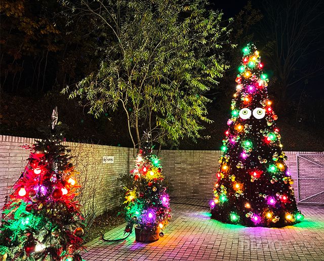 시몬스 테라스 주차타워에서 테라스로 가는 길목에 설치되어 있는 크리스마스 트리(사진촬영=서미영 기자)