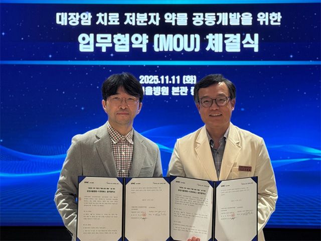 (왼쪽부터)큐어버스 조성진 대표, 삼성서울병원 조용범 교수 /사진 제공=큐어버스