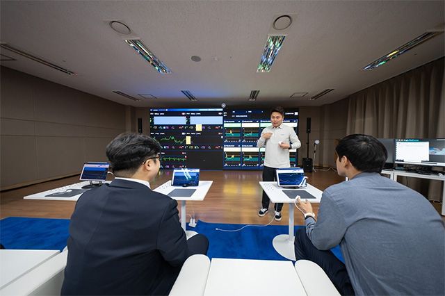 AF Summit 2025에서 운영된 대웅제약 ‘디지털 헬스존’에서 참석자들이 병상 모니터링 시스템 ‘씽크(thynC)’ 설명을 듣고 있다. /사진 제공=대웅제약