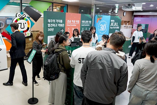 제주시 중앙지하상가에 팝업스토어 ‘심쿵마켓’에 참여하기 위해 방문객들이 줄을 서고 있다./사진=김경희