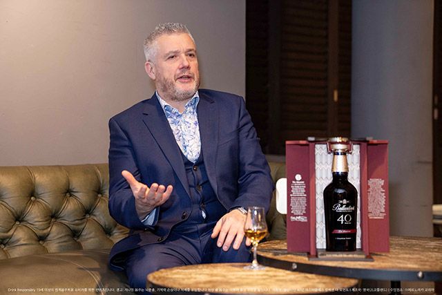 발렌타인 마스터 블렌더 샌디 히슬롭이 발렌타인 40년 마스터클래스 컬렉션 세 번째 챕터 더 모먼트(The Moment)에 대해 설명하고 있다./사진=페르노리카코리아