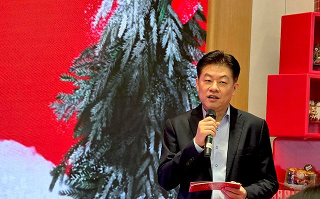 전진경 전무가 신제품 아이스크림 케이크 라인업에 대해 설명하고 있다./사진=김경희