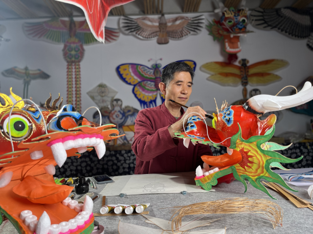 웨이팡 연 장인(风筝艺人)