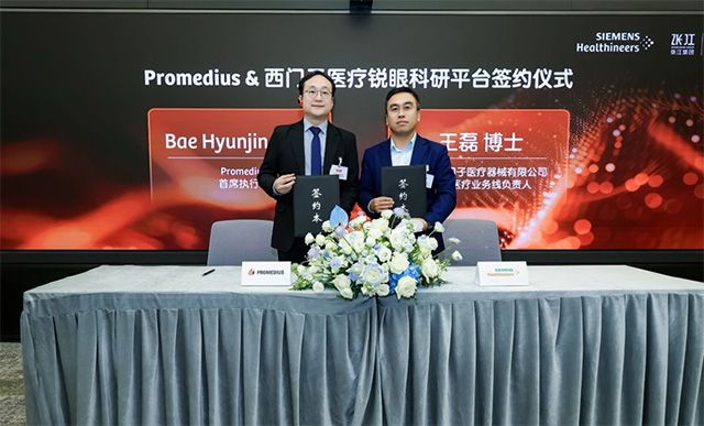 지멘스 헬시니어스 상하이 이노베이션 센터에서 프로메디우스 배현진 대표이사(좌)와 지멘스 헬시니어스 상하이 메디컬 이큅먼트 유한회사 디지털 및 자동화 부문 부사장 왕레이 박사(Dr. Lei Wang, 우)가 계약서에 서명했다. /사진 제공=프로메디우스