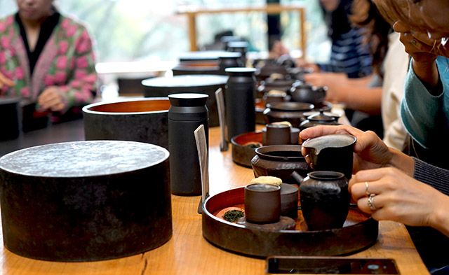 오설록 티뮤지엄에서 세작 우림부터 티 칵테일, 한라암차 로스팅까지 이어지는 티코스를 체험하는 방문객./사진=김경희