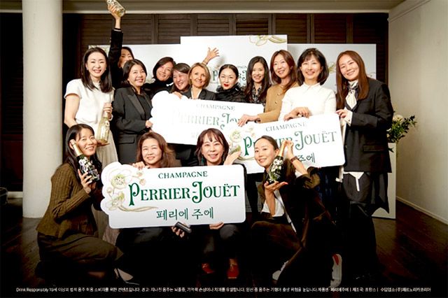 지난 10월 28일 서울 도산공원 인근 메종 르서클에서 열린 ‘Women Leaders’ Gathering’에 참석한 여성 리더들이 행사를 마친 뒤 기념촬영을 하고 있다./사진=페르노리카 코리아