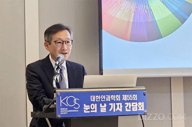 김찬윤 대한안과학회 이사장이 ‘근시, 관리하면 오래 봅니다’를 주제로 발표하고 있다. /사진 제공=대한안과학회