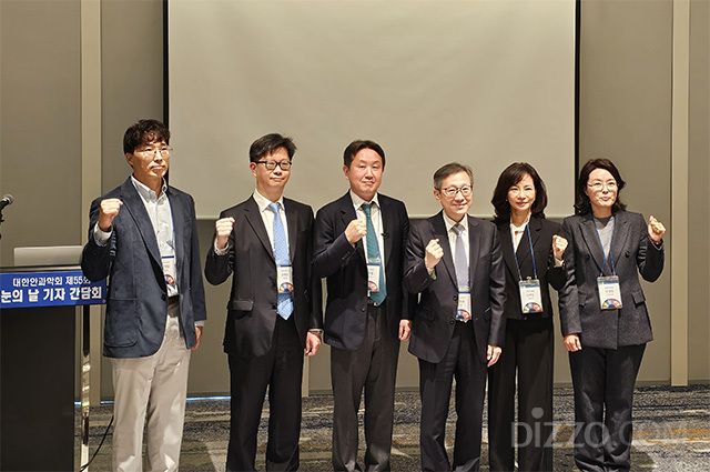 대한안과학회 김찬윤 이사장(왼쪽에서 네 번째)과 임원들이 제55회 ‘눈의 날’ 기자간담회에서 기념 촬영을 하고 있다. /사진=김정아 기자