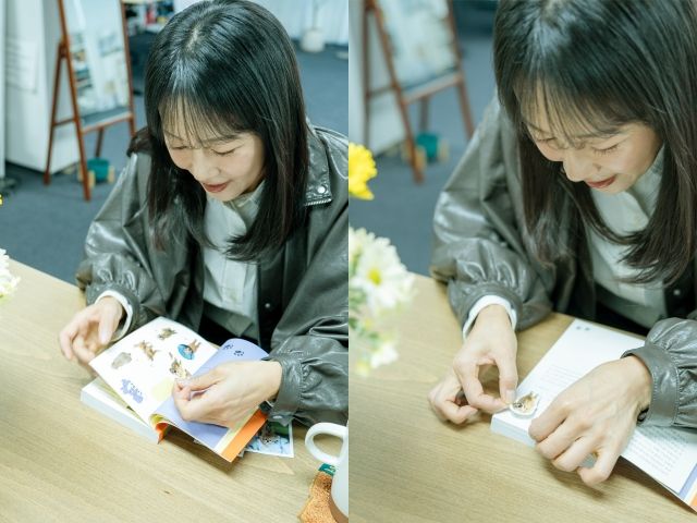 문정희가 책 '마누 이야기' 속 스티커를 붙이고 있다. / 사진 : 취향탐사