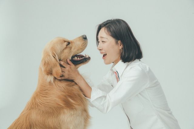 문정희와 반려견 '마누'의 모습. / 사진 : 에이스팩토리 제