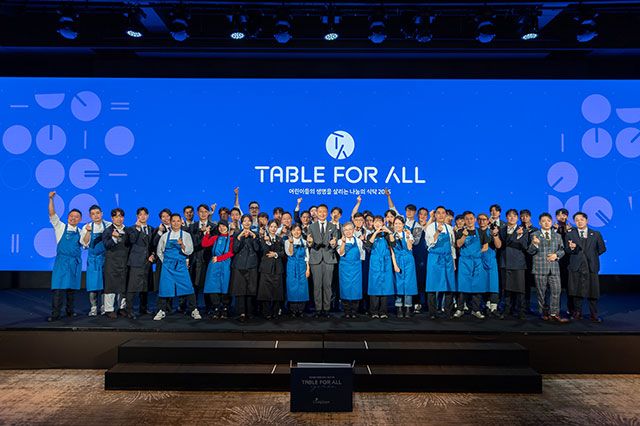 ‘테이블 포 올 2025 채리티 디너’에 참여한 셰프·소믈리에와 행사 사회를 맡은 방송인 주영훈이 기념 촬영을 하고 있다./사진=한국컴패션