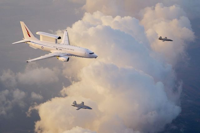 E-7A 공중조기경보통제기와 함께 비행하는 ‘MQ-28’ 고스트 배트 / 이미지 제공=보잉 코리아