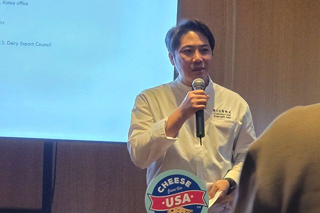 전광식 비채나 셰프가 크림치즈를 활용한 6가지 메뉴에 대해 설명하고 있다./사진=김경희