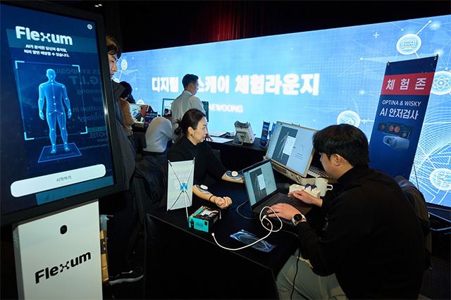 ‘2025 D.G.I.T 심포지엄’에 참석한 한 의료진이 AI 기반 근감소증 검사를 체험하고 있다. /사진 제공=대웅제약