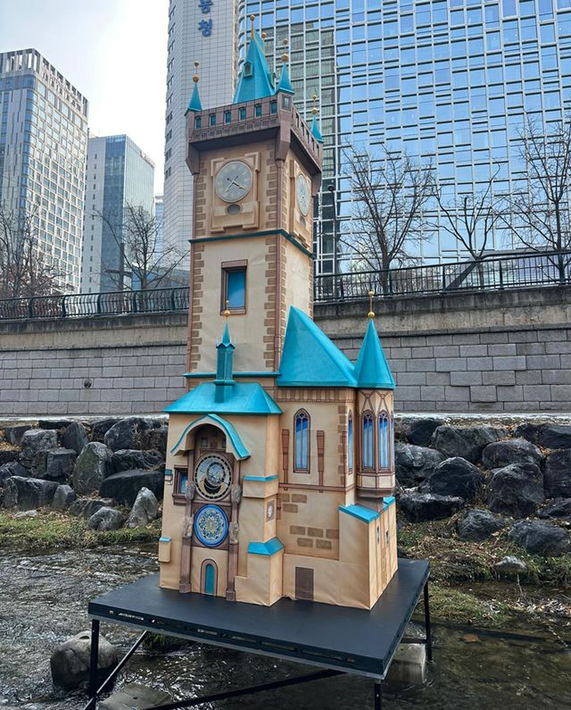 서울 청계천에서 열린 서울빛초롱축제에서 체코관광청 한국사무소와 프라하시 관광청이 참가하여 프라하 구시청사 탑과 천문시계를 형상화한 6m 대형 등을 설치했다. (사진제공=체코 관광청)