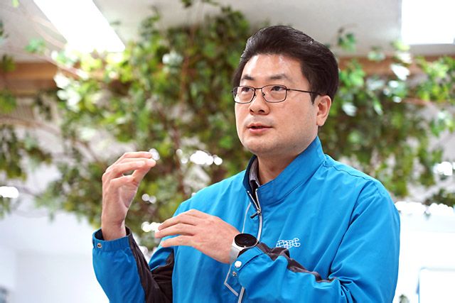 제주개발공사 먹는물연구소 신문주 박사는 연구소의 역할과 제주삼다수의 안정성과 품질을 뒷받침하는 핵심 기반에 대해 설명하고 있다./사진=김경희