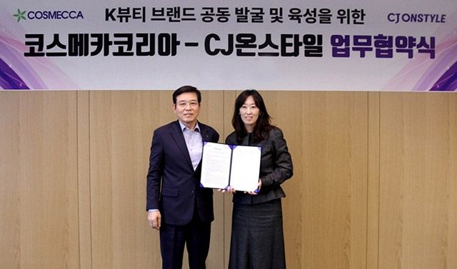 조임래 코스메카코리아 회장(왼쪽)과 이선영 CJ ENM 커머스부문 대표이사(오른쪽)가 이달 초 경기 성남시에 위치한 코스메카코리아 중앙연구원에서 K뷰티 브랜드 공동 발굴 및 육성을 위한 업무협약(MOU)을 체결한 후 기념 사진을 촬영하고 있다./사진=코스메카코리아