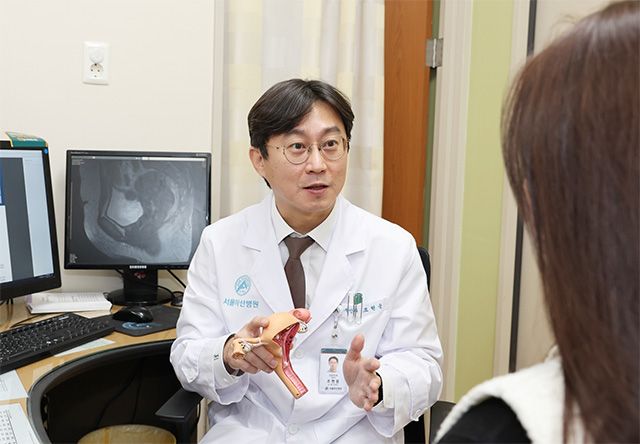 서울아산병원 산부인과 조현웅 교수가 하이펙 치료를 받은 3기 난소암 환자를 진료하고 있다. /사진 제공=서울아산병원