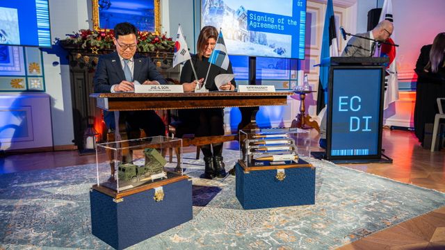 손재일 대표이사와 카트리 라우셉 에스토니아 방위투자청장대행 / 사진 제공=한화에어로스페이스