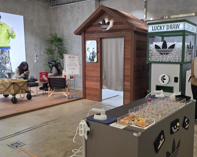우드 하우징 디자인의 포토부스, 럭키 드로우, DIY 파우치 만들기 등 체험할 수 있는 공간이 구성되어 있다./사진=김경희