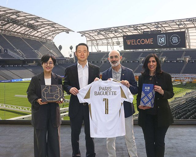 미국 캘리포니아주 로스앤젤레스FC(LAFC) 홈구장 BMO 스타디움에서 파리바게뜨가 LAFC와 공식 파트너십을 체결하고 기념 사진을 촬영하고 있다./사진=파리바게뜨