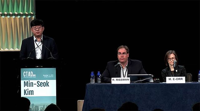 미국 샌디에이고에서 열린 CTAD 2025에서 ADEL-Y01 임상 1a상 결과를 발표 중인 김민석 연구원(왼쪽). /사진 제공=아델